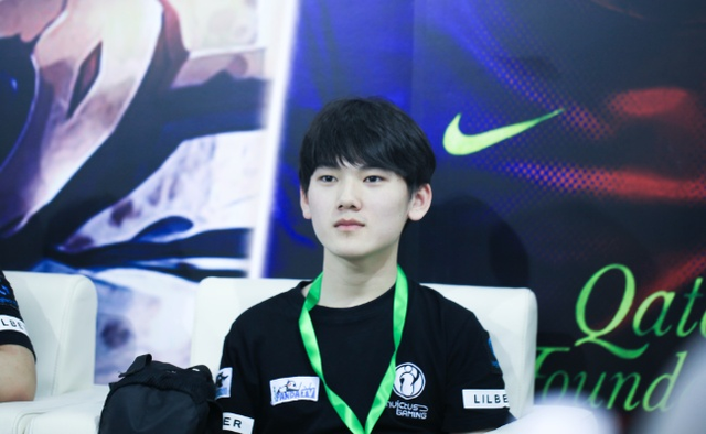 Liangchen , Jax, 和恶魔领主绕过 Baiye ，他的输出达到了最大值。 Bilibili Gaming 和 Weibo Gaming 打成平局。