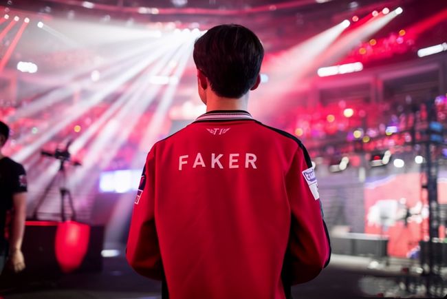 仍然在考虑中路的Tristana吗？ Creme 韩国服务器排名正在训练Tsar，并选择了中路的Charmander和Tristana